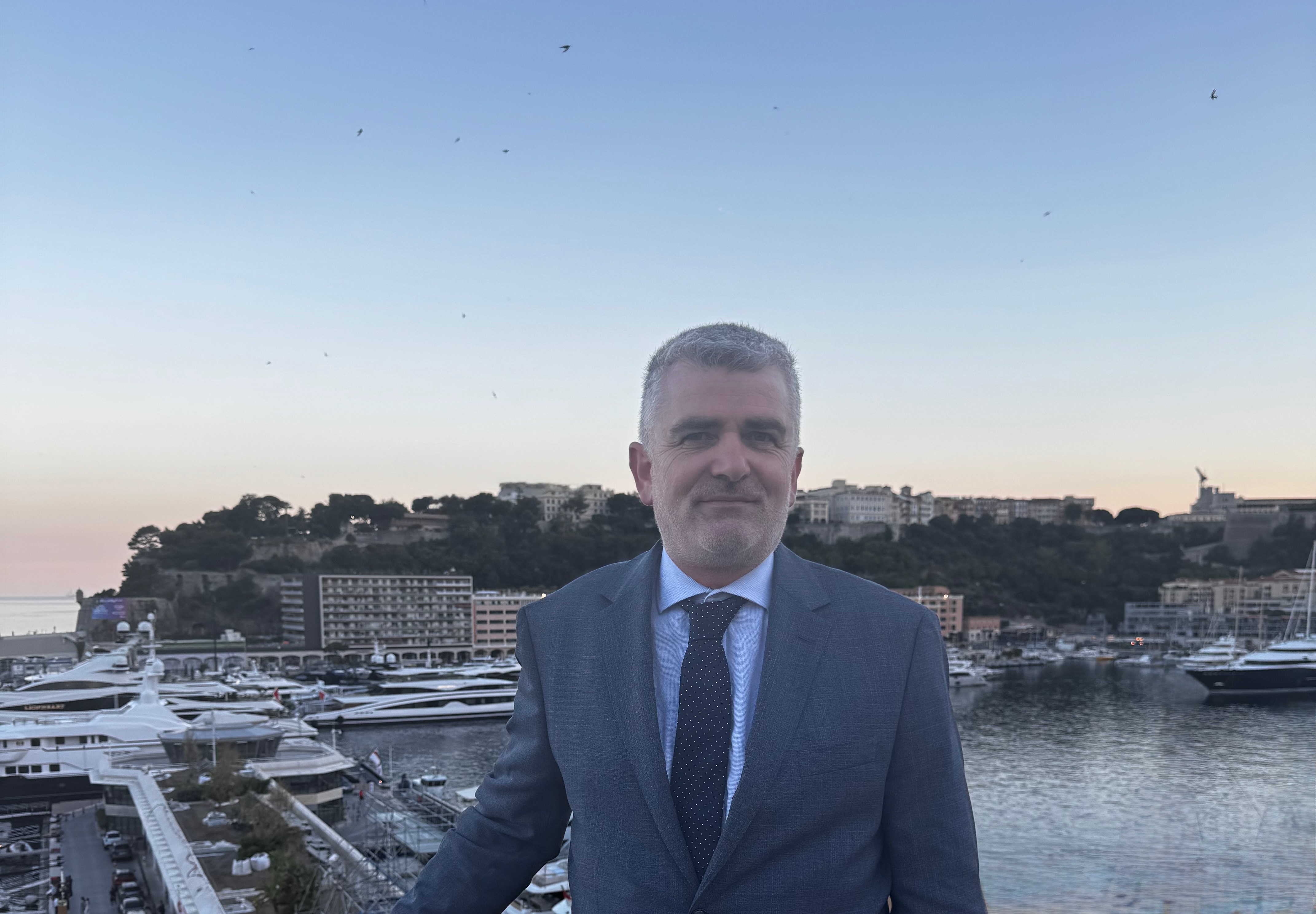 Erik Milhomme devant le port Hercule et le Rocher de Monaco